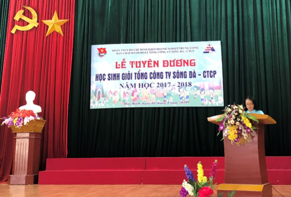 Đại diện 70 em học sinh, sinh viên lên phát biểu tham luận về thành tích học tập