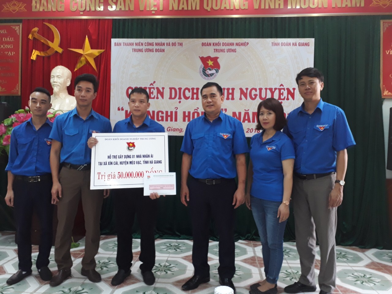 Đồng chí Vũ Đức Tú, Bí thư Đoàn Khối trao tặng kinh phí hỗ trợ xây dựng nhà nhân ái tại xã Xín Cái, huyện Mèo Vạc, tỉnh Hà Giang (đại diện Tỉnh đoàn Hà Giang nhận thay gia đình)