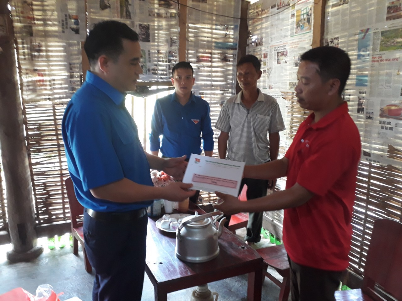 Đồng chí Vũ Đức Tú, Bí thư Đoàn Khối tặng quà cho các hộ gia đình bị ảnh hưởng đợt mưa lũ