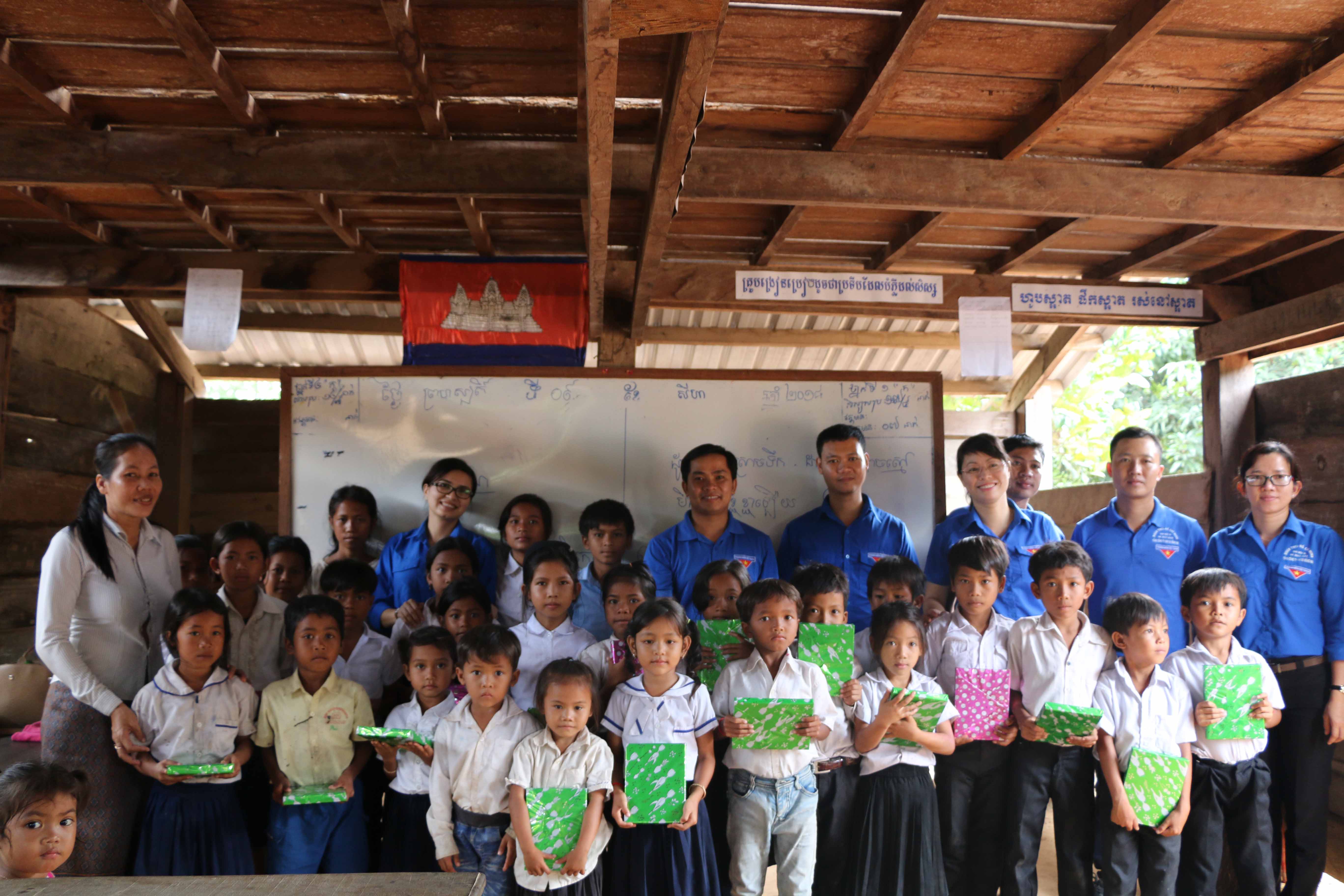 Đoàn công tác tặng quà cho con em công nhân cao su