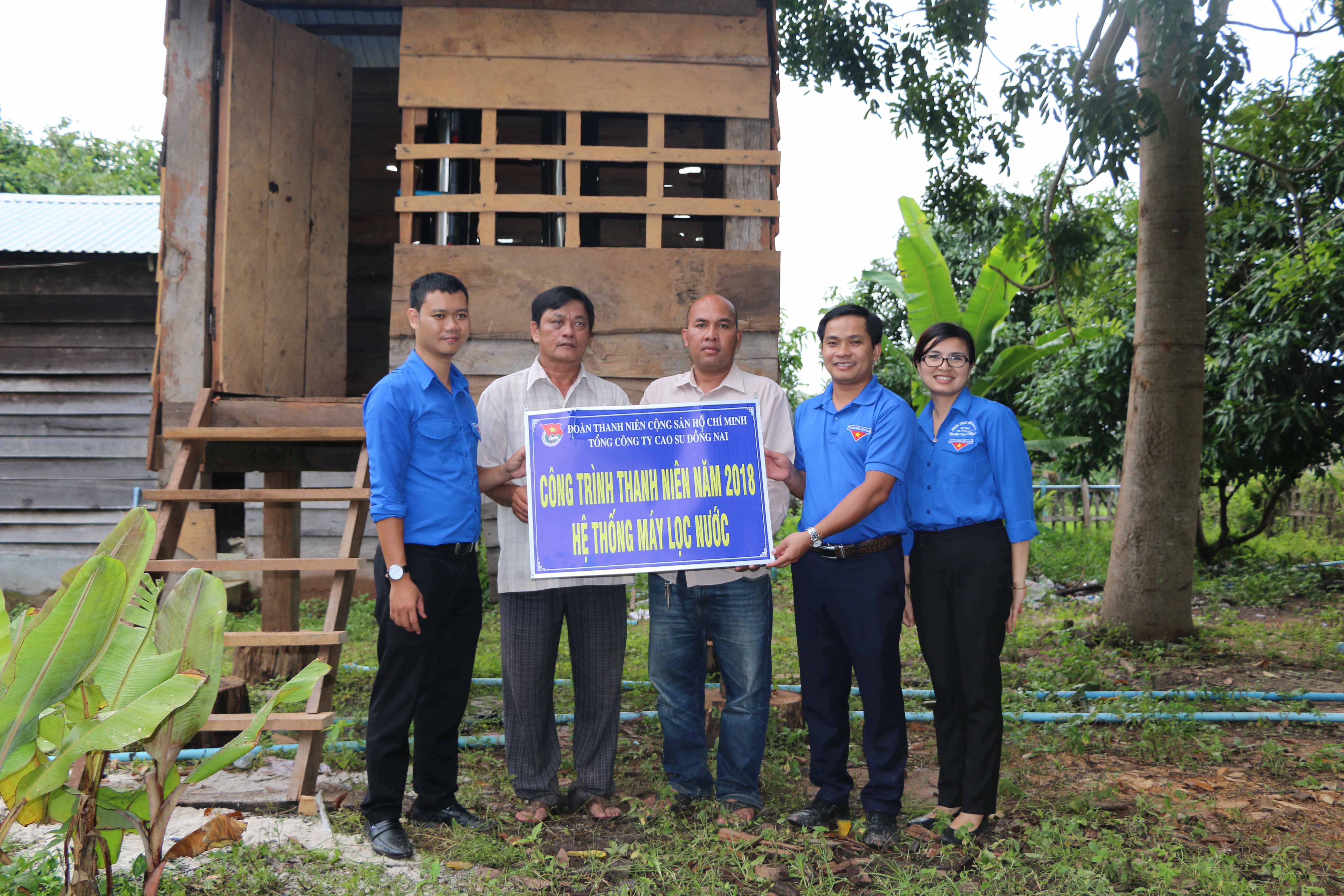 Gắn biển công trình thanh niên hệ thống máy lọc nước phục vụ sinh hoạt hàng ngày do Đoàn thanh niên Tổng Công ty Cao su Đồng Nai thực hiện