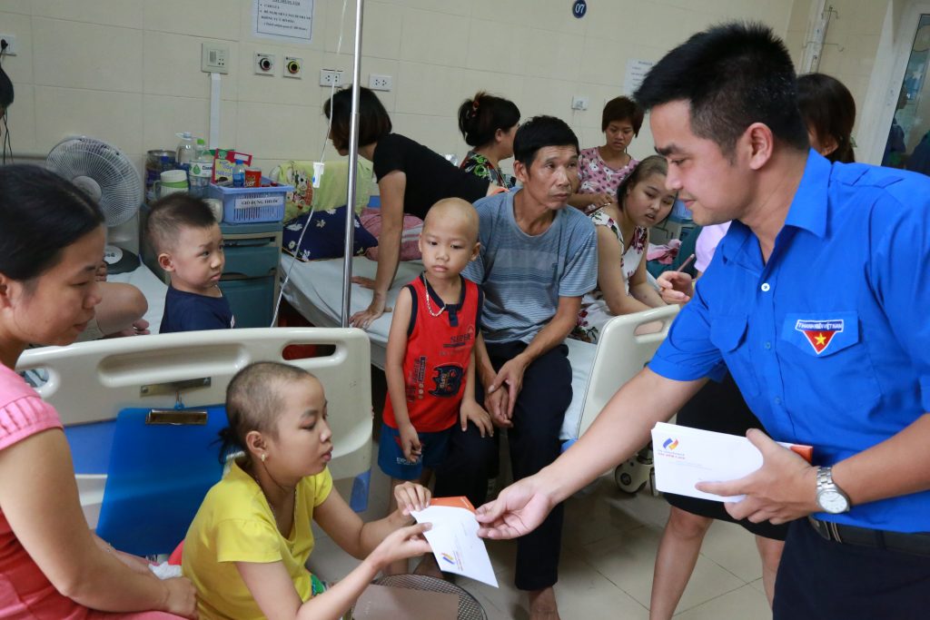 Đ/c Nguyễn Ngọc Tú, Phó Bí thư ĐTN Tập đoàn tặng quà cho các bệnh nhi