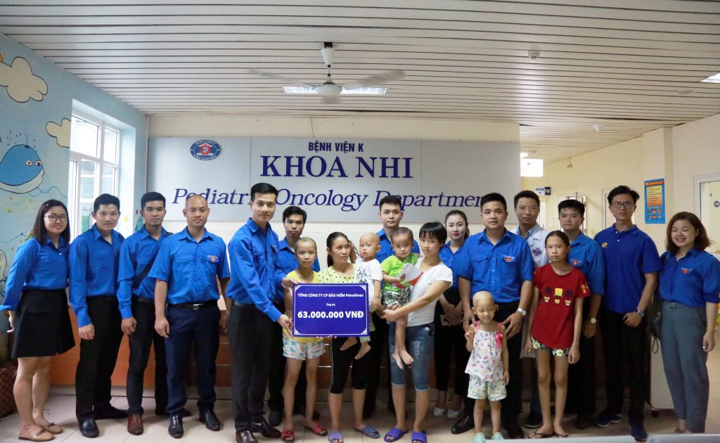 Đoàn công tác đã trao tặng 63 triệu đồng cho các bệnh nhi đang được điều trị tại Khoa Nhi – Bệnh viện K cơ sở Tân Triều