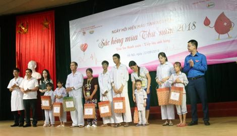 Các đồng chí lãnh đạo trao các suất quà động viên bệnh nhân có hoàn cảnh khó khăn đang được điều trị tại Viện