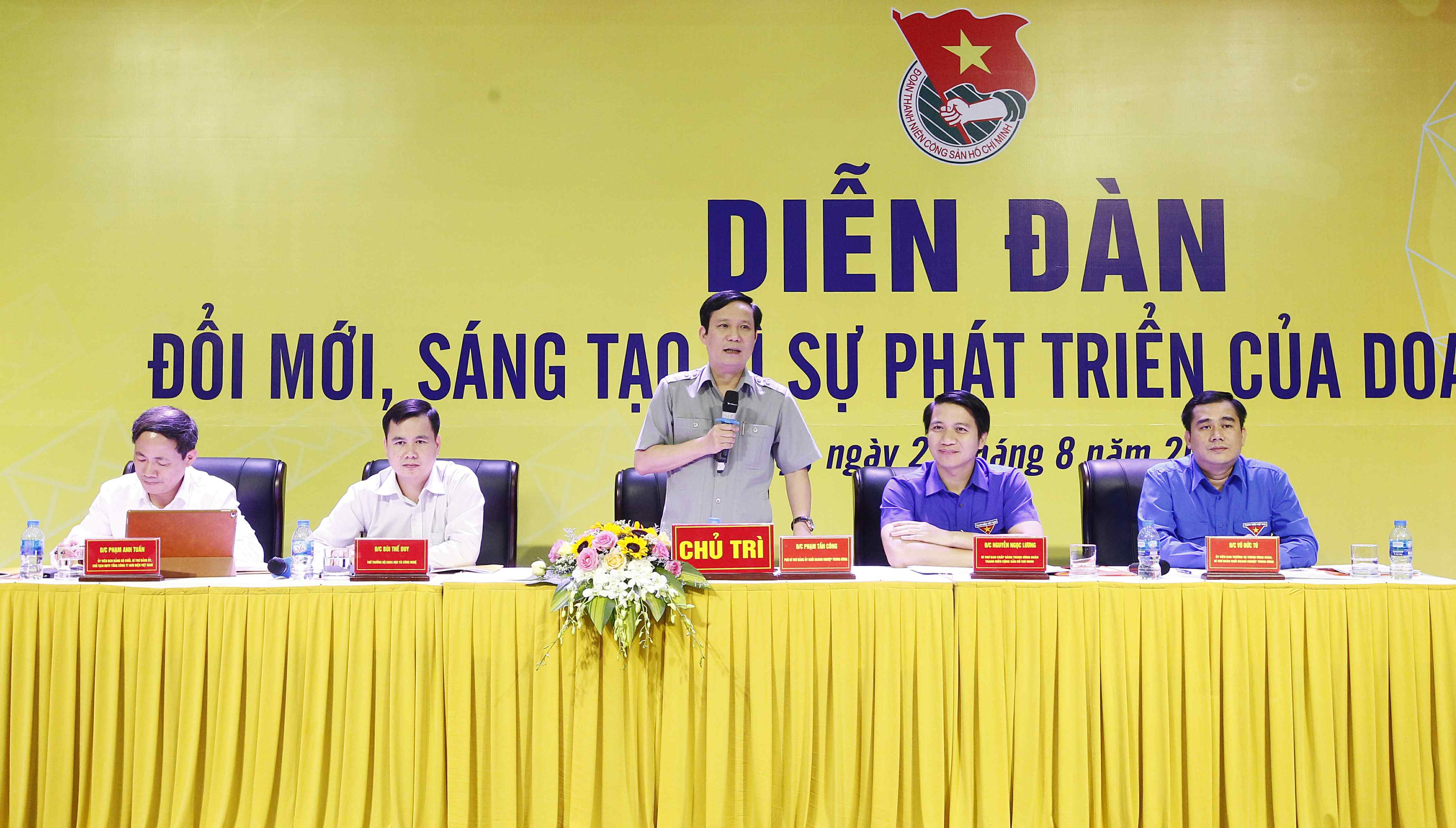 Các đồng chí lãnh đạo chủ trì Diễn đàn “Đổi mới, sáng tạo vì sự phát triển của doanh nghiệp” do Đoàn Khối DNTW tổ chức