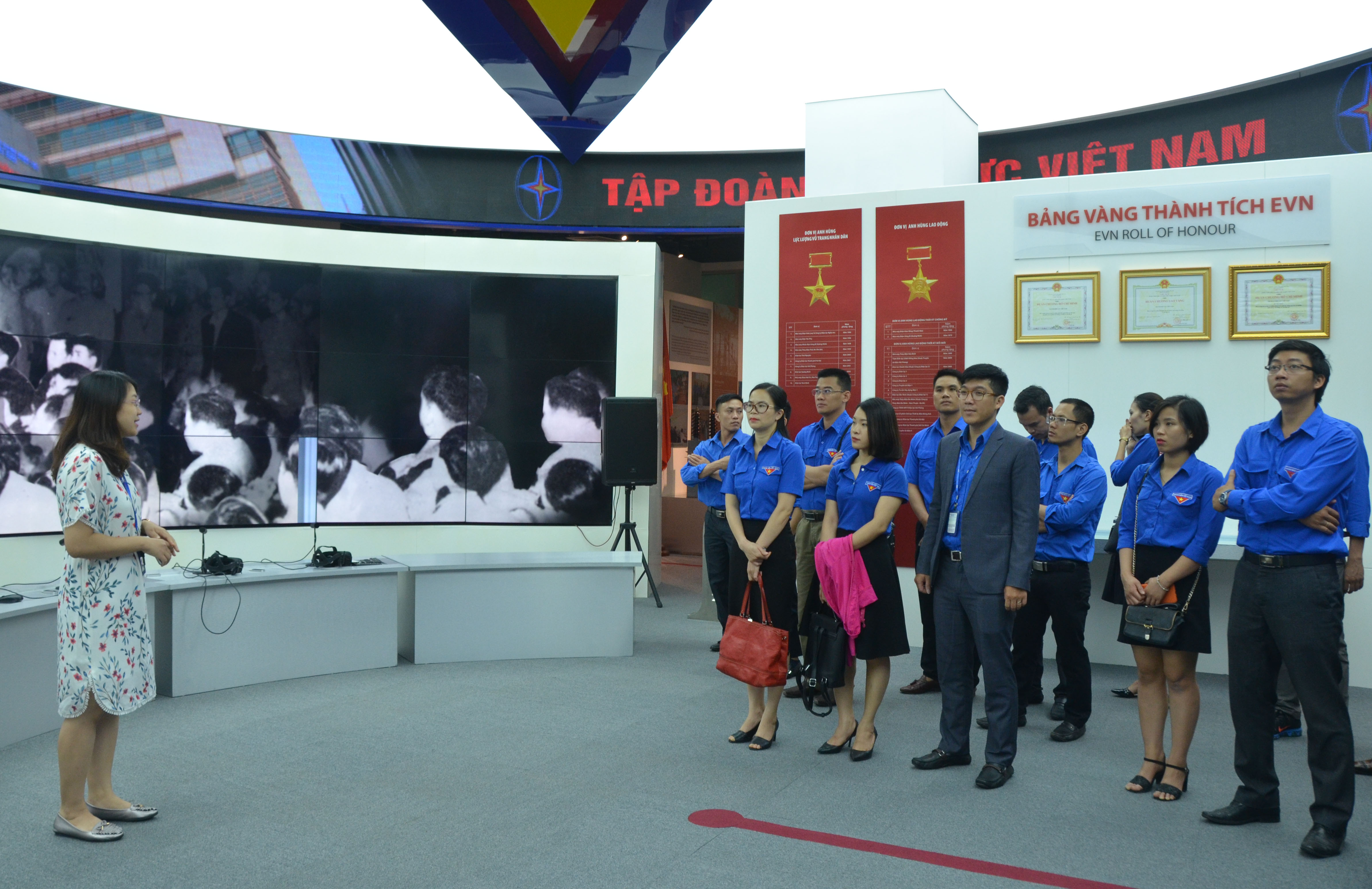 Các đại biểu thăm quan Trung tâm hệ thống điều độ điện Quốc gia trong khuôn khổ chương trình của Diễn đàn “Đổi mới, sáng tạo vì sự phát triển của doanh nghiệp” do Đoàn Khối tổ chức