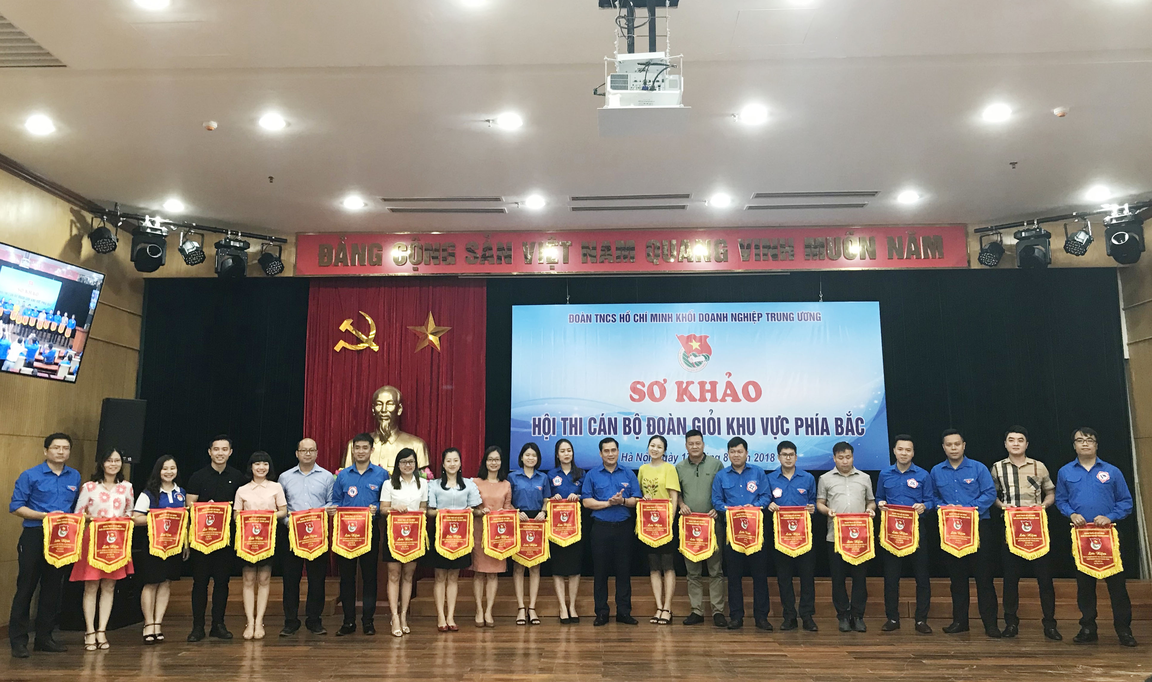 Đồng chí Vũ Đức Tú, Bí thư Đoàn Khối trao cờ lưu niệm cho các đơn vị có thí sinh tham dự vòng sơ khảo Hội thi tại khu vực phía Bắc