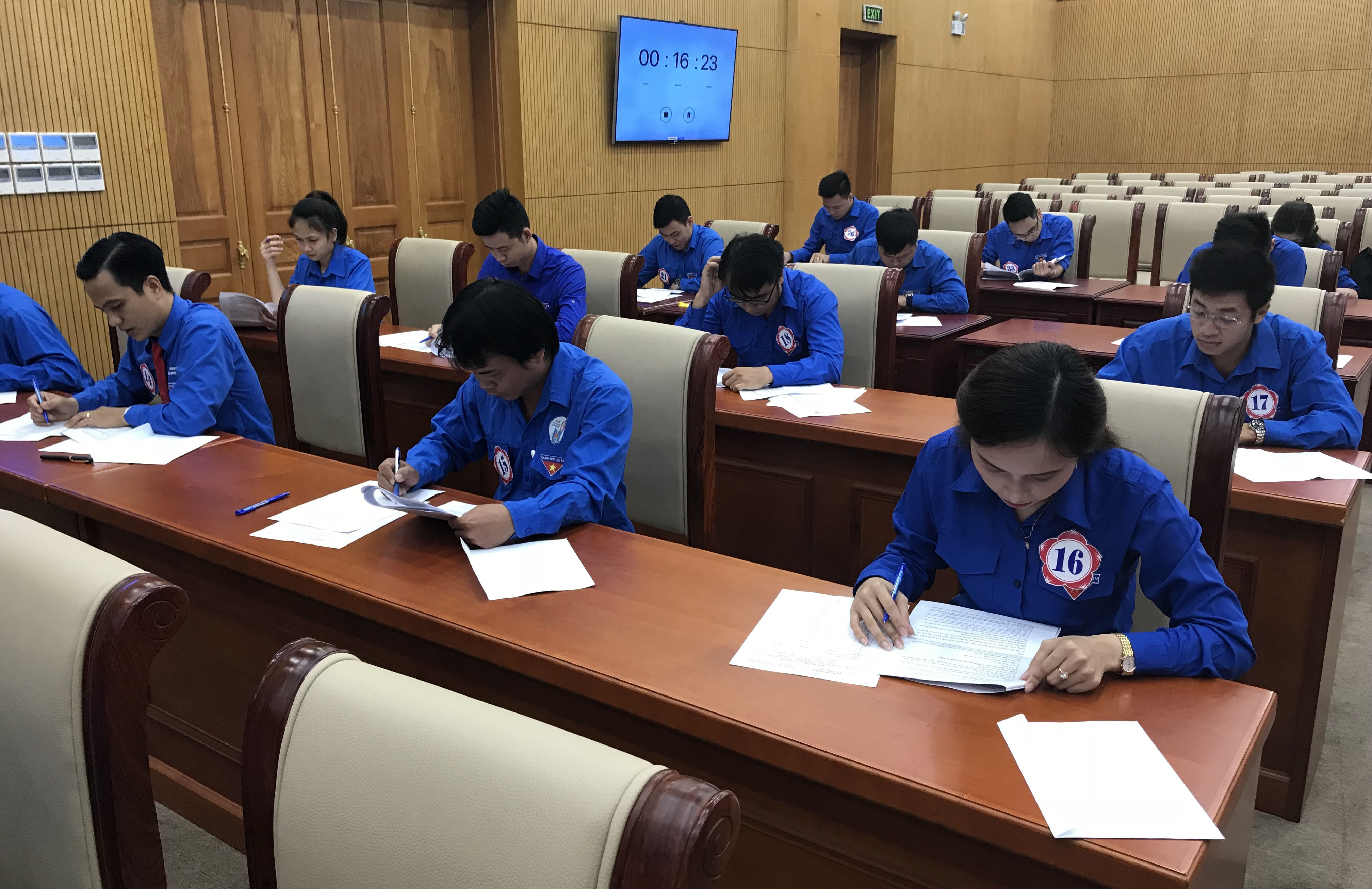 Các thí sinh tham gia phần thi trắc nghiệm tại Hội thi 