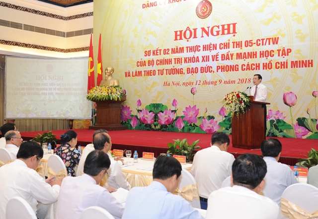 Đồng chí Phạm Tấn Công - Phó Bí thư Đảng ủy Khối DNTW báo cáo sơ kết 2 năm thực hiện Chỉ thị 05 - CT/TW trong Đảng bộ Khối.