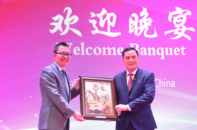 Đ/c Vũ Đức Tú tặng quà lưu niệm cho Trưởng đoàn đại biểu Trung Quốc