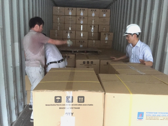 Sợi polyeter - PVTEX được chuyển lên xe container tại Nhà máy Xơ sợi Đình Vũ.