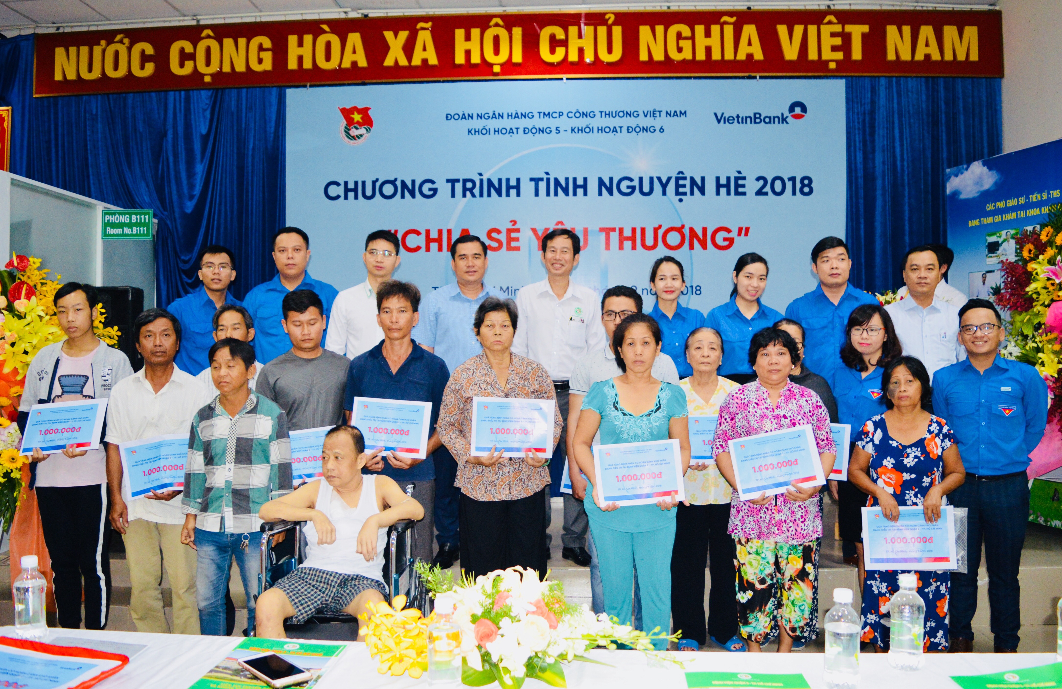 Tặng quà cho bệnh nhân có hoàn cảnh khó khăn đang điều trị tại Bệnh viện quận 2, TP. HCM