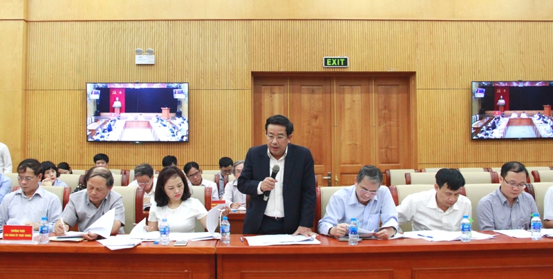 Đại diện các đảng ủy trực thuộc Đảng bộ Khối đóng góp ý kiến vào dự thảo Nghị quyết của Ban Chấp hành Đảng bộ Khối về lãnh đạo công tác cán bộ và quản lý đội ngũ cán bộ, đảng viên trong tình hình mới và dự thảo Quy định phân cấp quản lý cán bộ và giới thiệu ứng cử, bổ nhiệm cán bộ trong Đảng bộ Khối.