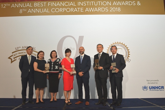 Bà Vũ Thị Bích Thu - Trưởng văn phòng Đại diện Vietcombank tại Singapor (thứ 4 từ trái sang) cùng đại diện 1 số ngân hàng trong khu vực nhận Giải thưởng từ Tổng biên tập Tạp chí Siddiq Bazarwala