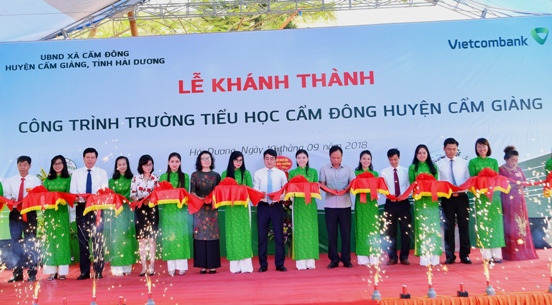Cắt băng khánh thành công trình Truờng Tiểu học Cẩm Đông