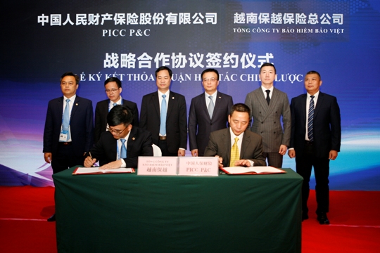 Đại diện lãnh đạo hai bên tham gia ký kết hợp tác