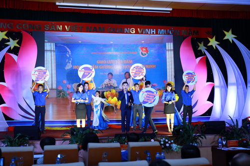 Một phần thi chào hỏi tại Chung khảo Hội thi Cán bộ Đoàn giỏi Khối Doanh nghiệp Trung ương lần thứ III