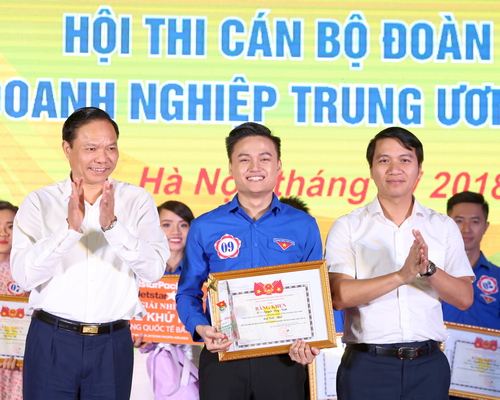 Đồng chí Lê Văn Châu - Phó Bí thư Đảng ủy Khối DNTW (bên trái) trao giải Nhất Hội thi  Cán bộ Đoàn giỏi Khối Doanh nghiệp Trung ương lần thứ III cho thí sinh Nguyễn Song Ninh - Bí thư Chi đoàn 1, Ngân hàng TMCP Ngoại thương Việt Nam.