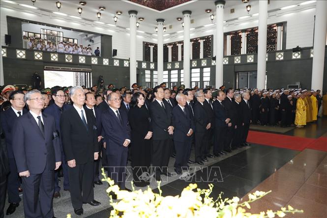 Tổng Bí thư Nguyễn Phú Trọng, Thủ tướng Nguyễn Xuân Phúc, Quyền Chủ tịch nước Đặng Thị Ngọc Thịnh, các đồng chí lãnh đạo, nguyên lãnh đạo Đảng, Nhà nước; Thủ tướng Lào Thongloun Sisoulith, các vị khách quốc tế cùng gia đình đồng chí Đỗ Mười dự Lễ truy điệu.