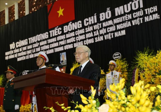 Tổng Bí thư Nguyễn Phú Trọng, Trưởng Ban Lễ tang nguyên Tổng Bí thư Đỗ Mười, thay mặt lãnh đạo Đảng, Nhà nước đọc điếu văn tưởng nhớ và đưa tiễn đồng chí Đỗ Mười.