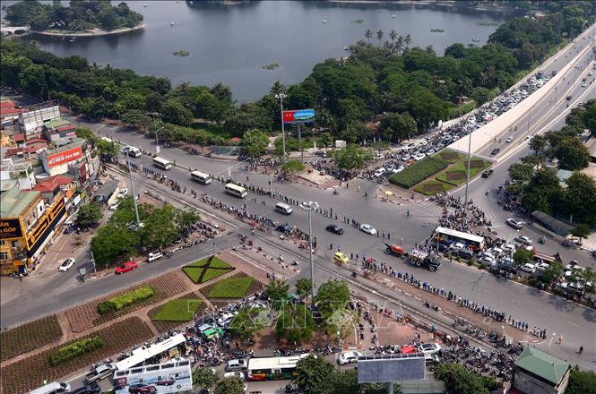 Đoàn xe tang hướng về phía huyện Thanh Trì, quê hương nguyên Tổng Bí thư Đỗ Mười.