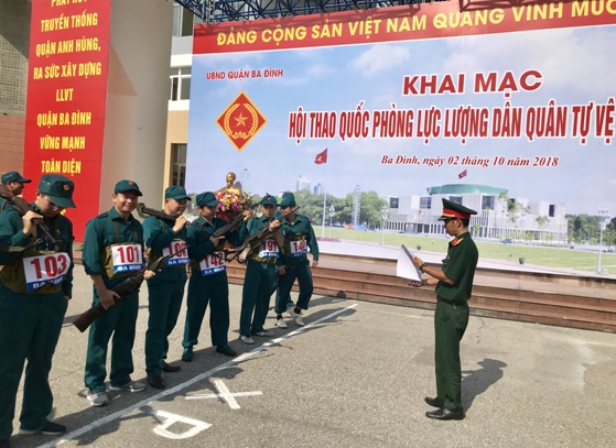 Các vận động viên thực hiện nội dung chạy vũ trang dành cho nam 