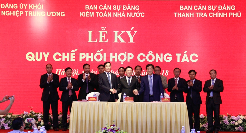 các đồng chí: Hồ Đức Phớc - Ủy viên Trung ương Đảng, Bí thư Ban cán sự đảng, Tổng Kiểm toán Nhà nước; Lê Minh Khái - Ủy viên Trung ương Đảng, Bí thư Ban cán sự đảng, Tổng Thanh tra Chính phủ và đồng chí Phạm Viết Thanh - Ủy viên Trung ương Đảng, Bí thư Đảng ủy Khối Doanh nghiệp Trung ương đã ký Quy chế phối hợp công tác giữa Ban Cán sự đảng Kiểm toán Nhà nước với Đảng ủy Khối Doanh nghiệp Trung ương và Quy chế phối hợp công tác giữa Ban Cán sự đảng Thanh tra Chính phủ với Đảng ủy Khối Doanh nghiệp Trung ương.