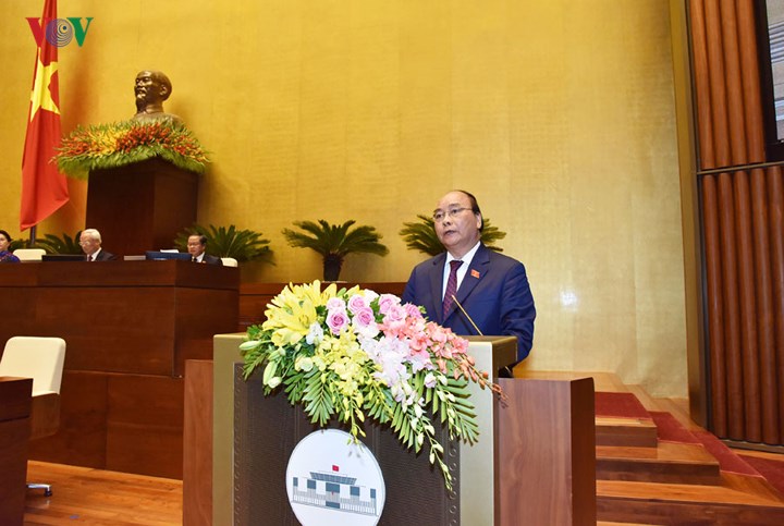 Thủ tướng Chính phủ Nguyễn Xuân Phúc trình bày Báo cáo về tình hình kinh tế - xã hội năm 2018 và kế hoạch phát triển kinh tế - xã hội năm 2019.