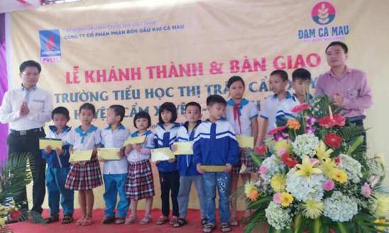 10 em học sinh xuất sắc có hoàn cảnh khó khăn nhận học bổng Đạm Cà Mau