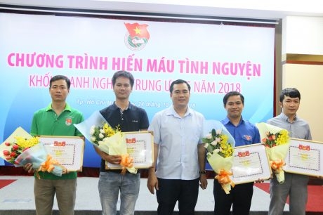 Đồng chí Vũ Đức Tú - Bí thư Đoàn Khối Doanh nghiệp Trung ương trao thưởng cho 4 tập thể điển hình trong phong trào hiến máu cứu người