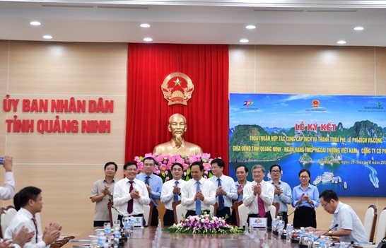 Đại diện UBND Tỉnh Quảng Ninh, Vietcombank và FPT tham gia ký kết hợp tác