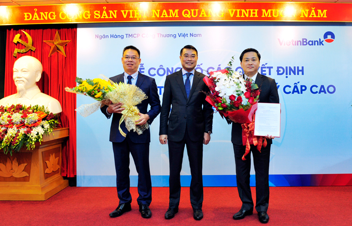 Thống đốc NHNN Lê Minh Hưng trao Quyết định đại diện phần vốn Nhà nước tại VietinBank cho đồng chí Lê Đức Thọ - Chủ tịch HĐQT và tặng hoa chúc mừng đồng chí Lê Đức Thọ - Chủ tịch HĐQT và đồng chí Trần Minh Bình - Quyền Tổng Giám đốc