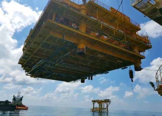 Liên doanh Việt - Nga Vietsovpetro lắp đặt thành công sàn chịu lực, khối thượng tầng, ngọn đuốc, sân bay giàn Cá Tầm