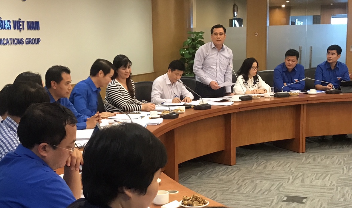 Đồng chí Vũ Đức Tú, Bí thư Đoàn Khối báo cáo kết quả thực hiện các nội dung theo yêu cầu của đoàn công tác