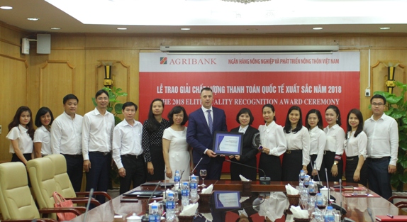 Đại diện ngân hàng J.P Morgan trao giải Chất lượng thanh toán xuất sắc năm 2018 cho Agribank 