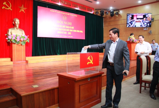 Tại Hội nghị, cán bộ chủ chốt trong Đảng bộ Khối tiến hành bỏ phiếu kín theo đúng quy định của Đảng