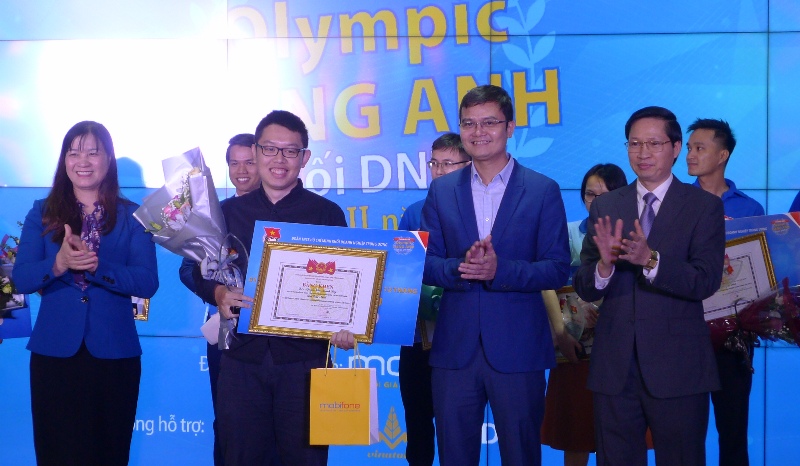 Đồng chí Bùi Quang Huy, Bí thư BCH Trung ương Đoàn và đồng chí Nguyễn Thị Tiếp, Ủy viên BTV, Trưởng Ban Dân vận Đảng ủy Khối Doanh nghiệp Trung ương trao giải Nhất cho thí sinh Nguyễn Văn Khánh Duy