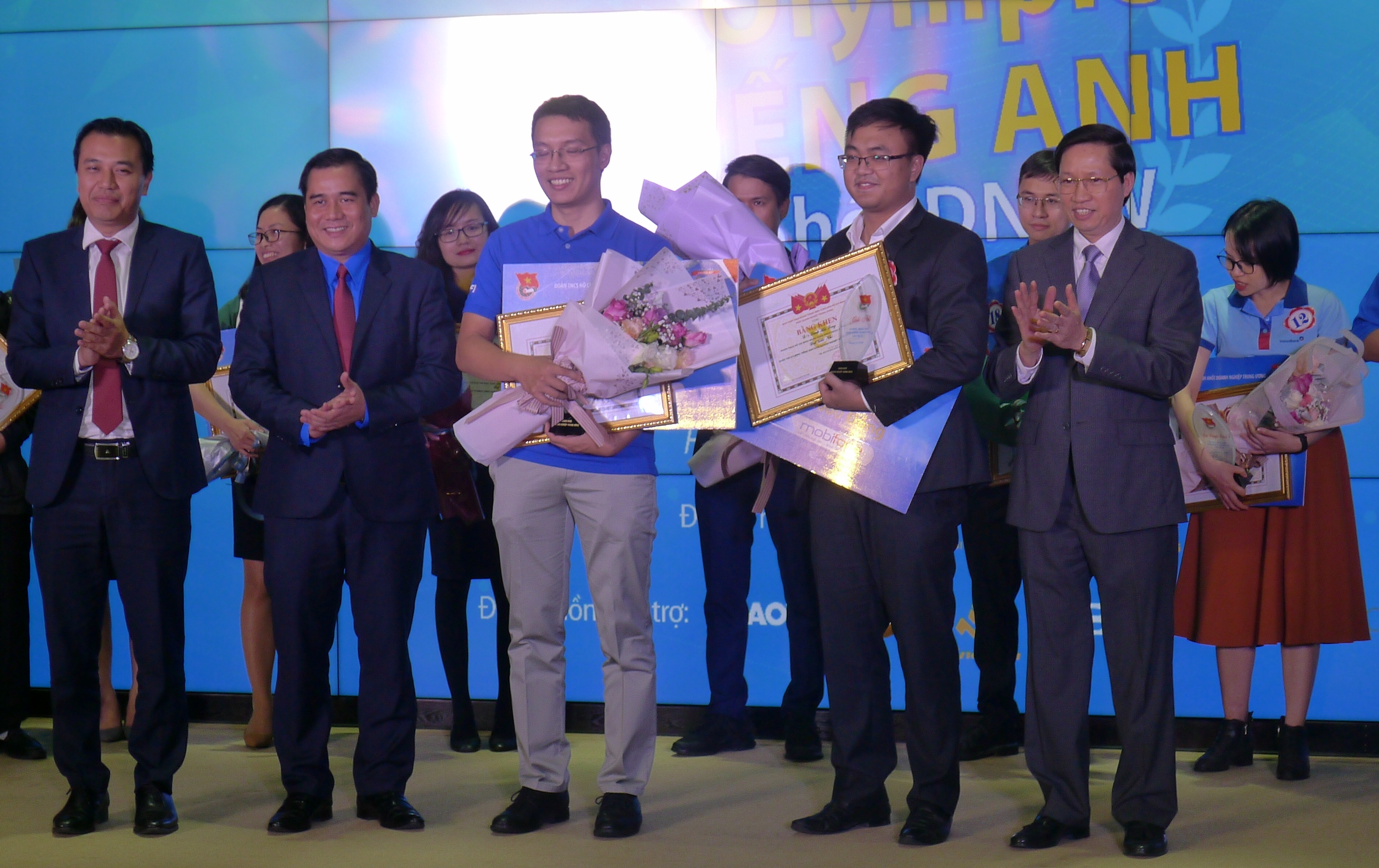 Các đồng chí lãnh đạo trao giải Nhì cho các thí sinh xuất sắc