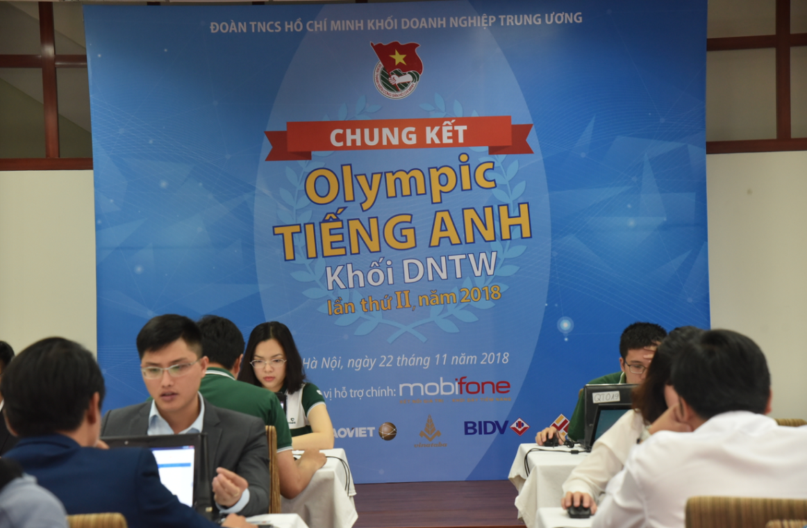 Các thí sinh tham gia phần thi trắc nghiệm trên máy