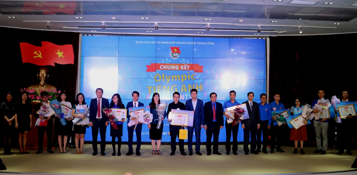 Các đồng chí lãnh đạo tặng hoa, chụp ảnh lưu niệm cùng các thí sinh đạt giải