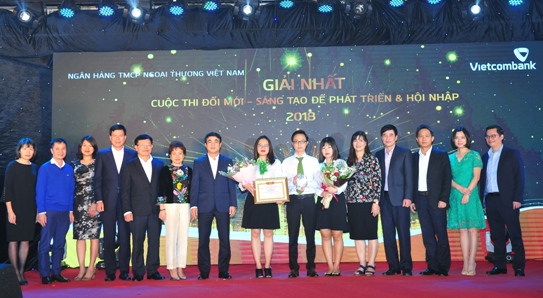 Tham dự chương trình, có đại diện lãnh đạo Đảng ủy Khối Doanh nghiệp Trung ương (DNTW); Ngân hàng Nhà nước Chi nhánh tỉnh Vĩnh Phúc; Hội đồng khoa học và Công nghệ ngành Ngân hàng.  Về phía Vietcombank, có các đồng chí: Nghiêm Xuân Thành - Ủy viên Ban chấp hành Đảng bộ Khối DNTW, Bí thư Đảng ủy, Chủ tịch Hội đồng quản trị; Chủ tịch Hội đồng Khoa học và Công nghệ (KH&CN) Vietcombank, Trưởng Ban tổ chức Cuộc thi; Nguyễn Mạnh Hùng - Ủy viên Hội đồng quản trị, Ủy viên Hội đồng KH&CN Vietcombank, Phó Trưởng Ban Tổ chức Cuộc thi và thành viên Hội đồng quản trị, thành viên Ban điều hành, Trưởng Ban kiểm soát, Kế toán trưởng, Giám đốc khối Bán buôn, thành viên Hội đồng KH&CN Vietcombank, thành viên Ban tổ chức Cuộc thi; đại diện Ban giám đốc một số chi nhánh Vietcombank trên địa bàn Hà Nội và Vĩnh Phúc cùng 70 thí sinh là tác giả của 20 sáng kiến xuất sắc tham dự thi Vòng chung khảo. Cuộc thi “Đổi mới - sáng tạo để phát triển và hội nhập” được phát động ở cấp cơ sở từ tháng 03/2018. Qua quá trình đánh giá, sàng lọc từ hơn 1.000 sáng kiến cấp cơ sở, 266 sáng kiến cấp toàn hệ thống đã được tiếp tục đưa qua 05 Hội đồng chuyên môn để lựa chọn các sáng kiến vào Vòng chung kết và cuối cùng 20 sáng kiến tiêu biểu nhất đã được Hội đồng Giám khảo và Hội đồng KH&CN Vietcombank lựa chọn để tham dự Vòng thi chung khảo. Cuộc thi đã cho thấy đây thực sự là một sân chơi thiết thực, đầy bổ ích cho các cán bộ nhân viên, người lao động toàn hệ thống có thể phát huy vai trò và trí tuệ của mình, tạo thuận lợi để người lao động được cống hiến, thể hiện trình độ, tinh thần trách nhiệm, vì sự nghiệp đổi mới, phát triển và hội nhập của Vietcombank. Cuộc thi cũng đã khơi dậy được trí tuệ, khả năng tư duy và sáng tạo của người lao động trong hệ thống qua đó đã lựa chọn được những đề tài, công trình, ý tưởng, sáng kiến, giải pháp có chất lượng cao để triển khai ứng dụng hoặc tiếp tục nghiên cứu sâu để áp dụng, nhằm đổi mới, nâng cao chất lượng, tăng cường hiệu quả hoạt động ở mọi lĩnh vực, mọi vị trí công tác trong hệ thống Vietcombank. Qua 1 ngày làm việc khẩn trương và hiệu quả, các tác giả/nhóm tác giả và Hội đồng Giám khảo đã hoàn thành toàn bộ chương trình của Vòng Chung khảo Cuộc thi “Đổi mới - Sáng tạo để Phát triển và Hội nhập” và lựa chọn được 1 giải Nhất, 2 giải Nhì, 4 giải Ba và 13 giải Khuyến khích, trong đó giải Nhất đã thuộc về đội thi đến từ Trung tâm thanh toán - Trụ sở chính với sáng kiến “VCB-EasyBanking, số hóa không gian và thời gian giao dịch”. Phát biểu tại Lễ tổng kết, Chủ tịch HĐQT Vietcombank Nghiêm Xuân Thành khẳng định: “Chưa có cuộc thi nào cấp hệ thống Vietcombank có quy mô và chất lượng như cuộc thi này. Hội đồng Giám khảo đã làm việc công tâm và hết mình để lựa chọn được những đề tài, công trình dự thi tốt nhất, những bài dự thi hoàn toàn xứng đáng được tôn vinh”.  Chủ tịch HĐQT cũng giao nhiệm vụ cho Hội đồng KH&CN Vietcombank tổng kết, tuyên dương những tập thể, cá nhân đã có những cống hiến và đạt giải tại cuộc thi này; tiếp tục triển khai công tác nghiên cứu khoa học, sáng kiến trong thời gian tới, tạo những sân chơi bổ ích, trí tuệ để cho người lao động trong toàn hệ thống có thêm nhiều cơ hội đóng góp ý tưởng, sáng kiến, phát huy trí tuệ, khả năng tư duy và sáng tạo của cán bộ Vietcombank nhằm đổi mới, nâng cao chất lượng sản phẩm dịch vụ, tăng cường hiệu quả hoạt động ở mọi lĩnh vực, mọi vị trí công tác trong hệ thống Vietcombank, xây dựng Vietcombank phát triển lớn mạnh. Tại lễ tổng kết, các đại biểu đã cam kết tiếp tục nghiên cứu để đưa các sáng kiến năm 2018 vào ứng dụng thực tiễn và phát động phong trào nghiên cứu đổi mới sáng tạo năm 2019; mở ra một tương lai mới, nơi mọi sáng kiến, đổi mới và sáng tạo được lan tỏa, truyền nhựa sống mạnh mẽ trong từng vi mạch của cây tri thức giúp đơm lá xanh, kết trái vàng. Đó cũng là hình tượng khẳng định sự cam kết rằng tại Vietcombank, sáng kiến không chỉ dừng lại ở các ý tưởng mà sẽ được ứng dụng vào thực tiễn để đem lại hiệu quả thiết thực, nhằm đóng góp cho sự phát triển và hội nhập, vững bước tiến lên trong hành trình vươn ra biển lớn của Ngân hàng. Cuộc thi tuy đã hoàn thành nhưng tinh thần 