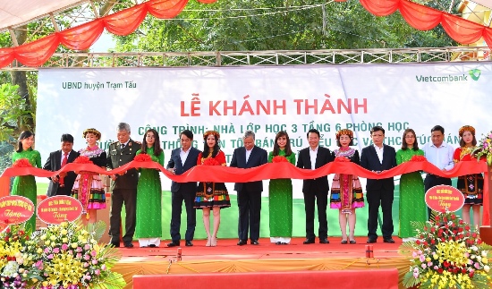 Các đại biểu cắt băng khánh thành công trình nhà lớp học xã Túc Đán, huyện Trạm Tấu, tỉnh Yên Bái