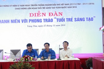 Đồng chí Đỗ Thiên Hoàng (ở giữa) trao đổi tại diễn đàn