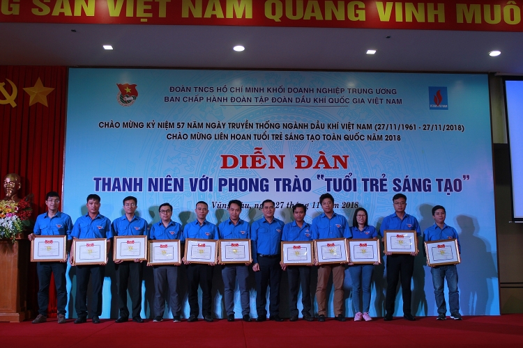 Đồng chí Vũ Đức Tú, Bí thư Đoàn Khối DNTW tặng Bằng khen cho các tập thể và cá nhân xuất sắc trong thi đua đảm nhận công trình thanh niên năm 2018