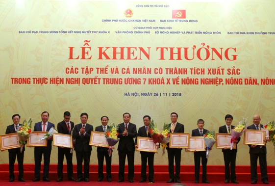 Trao Bằng khen của Thủ tướng Chính phủ cho các tập thể, cá nhân có thành tích xuất sắc trong việc thực hiện Nghị quyết Trung ương 7 (khóa X)