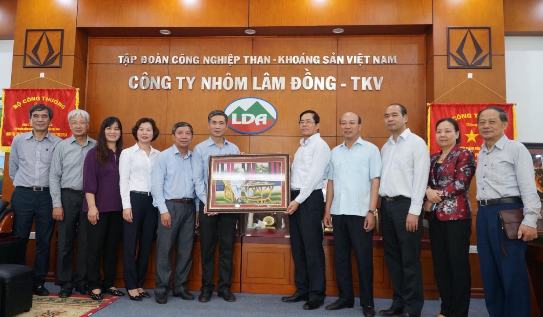 Đồng chí Phạm Viết Thanh - Bí thư Đảng ủy Khối Doanh nghiệp Trung ương và Đoàn công tác Đảng ủy Khối thăm và làm việc với Công ty Nhôm Đắk Nông, Lâm Đồng