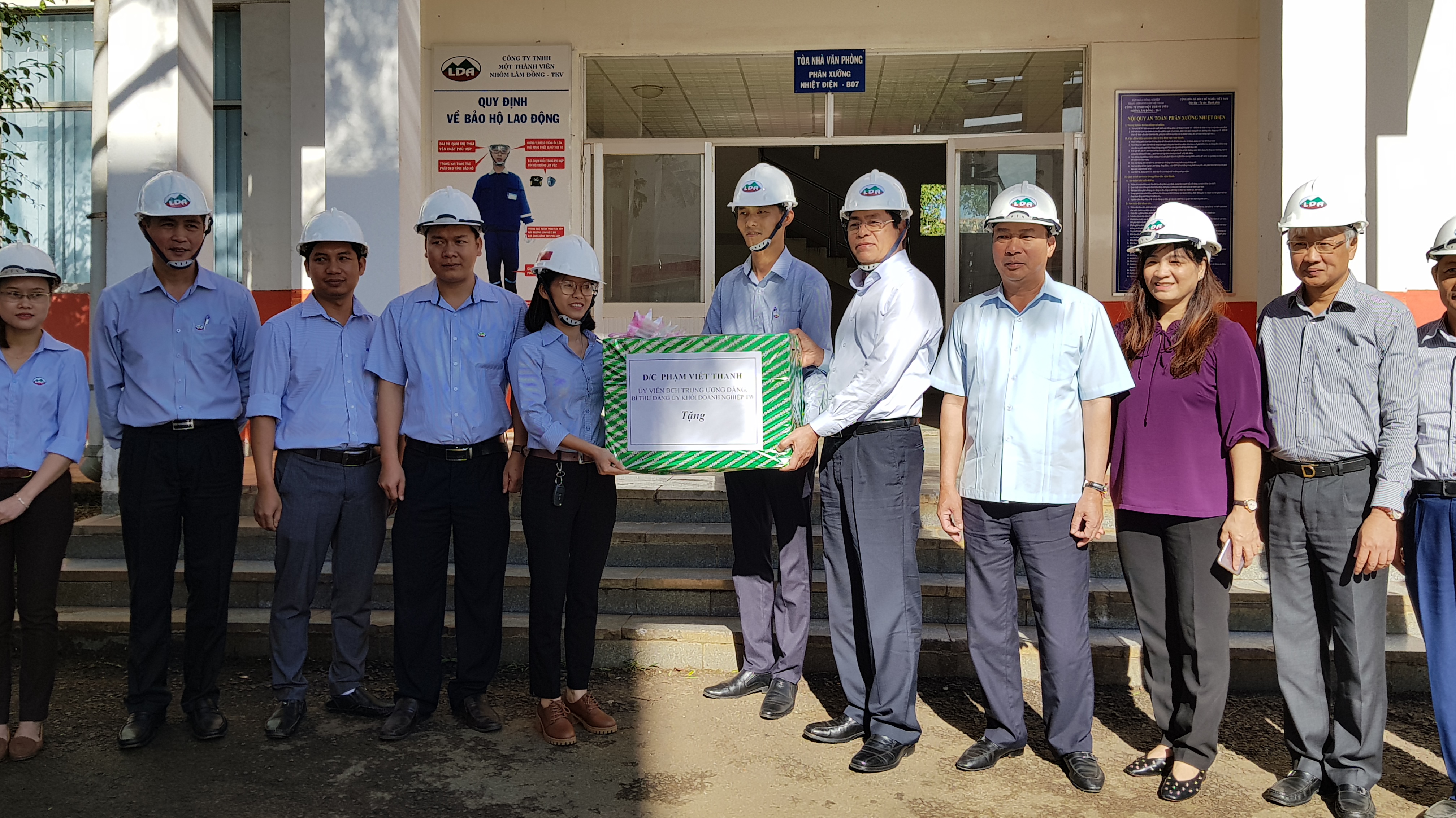Đồng chí Bí thư Đảng ủy Khối tặng quà cán bộ, công nhân Công ty TNHH MTV Nhôm Lâm Đồng - TKV.