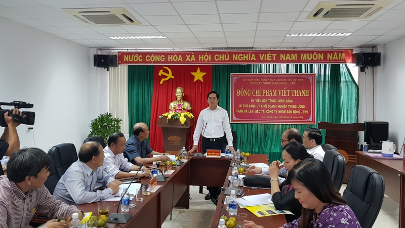 Đồng chí Phạm Viết Thanh - Ủy viên Trung ương Đảng, Bí thư Đảng ủy Khối phát biểu tại buổi làm việc với Công ty Nhôm Đắk Nông - TKV.