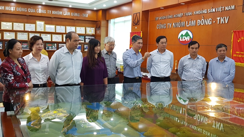 Lãnh đạo cty nhôm lâm đồng giới thiệu với đồng chí Bí thư đảng ủy Khối và Đoàn công tác về mô hình tổng thể, quy trình khai thác, sản xuất của Cty