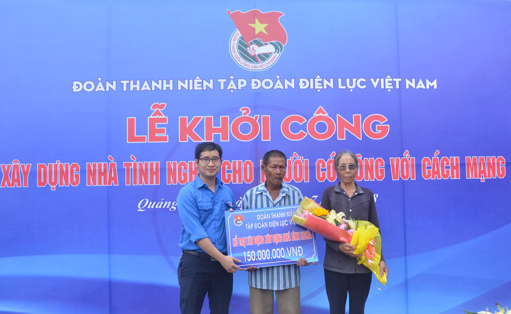 Đồng chí Nguyễn Hoàng Anh, Phó Bí thư Đoàn Thanh niên EVN trao biển hỗ trợ kinh phí xây dựng nhà tính nghĩa cho gia đình có công với cách mạng